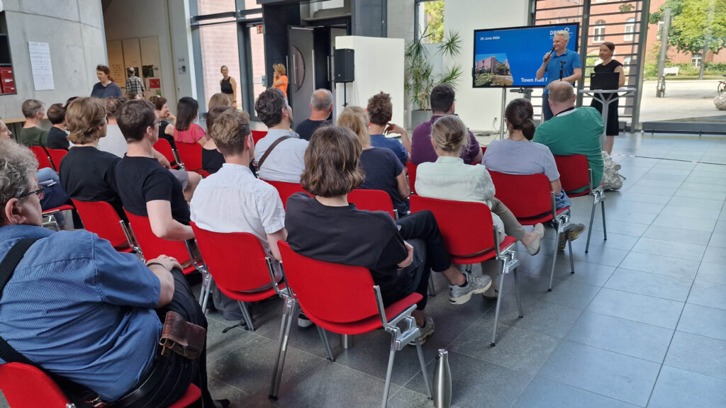 Bild von DRFZ Mitarbeitenden, die den Direktoren zuhören